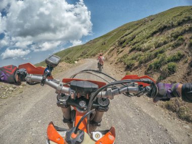 Yüksek Kafkas Dağları içinde kir bisiklet Enduro ile aşırı macera seyahat
