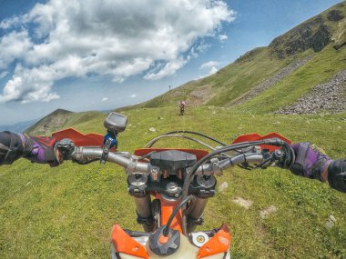 Yüksek Kafkas Dağları içinde kir bisiklet Enduro ile aşırı macera seyahat