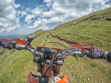 Dirtbike dağ ilk görünümü hız ve köyü gezintide ve Gürcistan'daki offroad offroad yolculuk