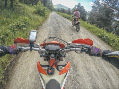Yüksek Kafkas Dağları içinde kir bisiklet Enduro ile aşırı macera seyahat