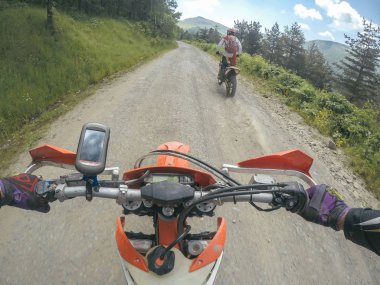 Yüksek Kafkas Dağları içinde kir bisiklet Enduro ile aşırı macera seyahat