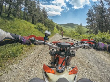 Yüksek Kafkas Dağları içinde kir bisiklet Enduro ile aşırı macera seyahat