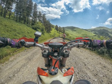 Yüksek Kafkas Dağları içinde kir bisiklet Enduro ile aşırı macera seyahat