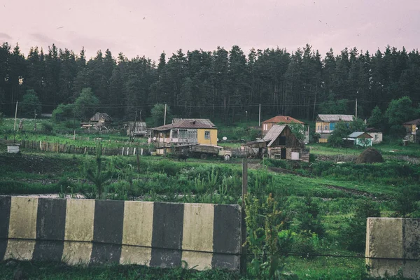 Georgia dağlar doğa eski köy ahşap evler — Stok fotoğraf