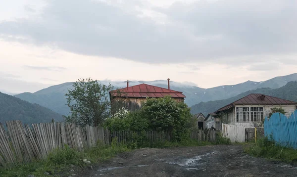 Georgia dağlar doğa eski köy ahşap evler — Stok fotoğraf