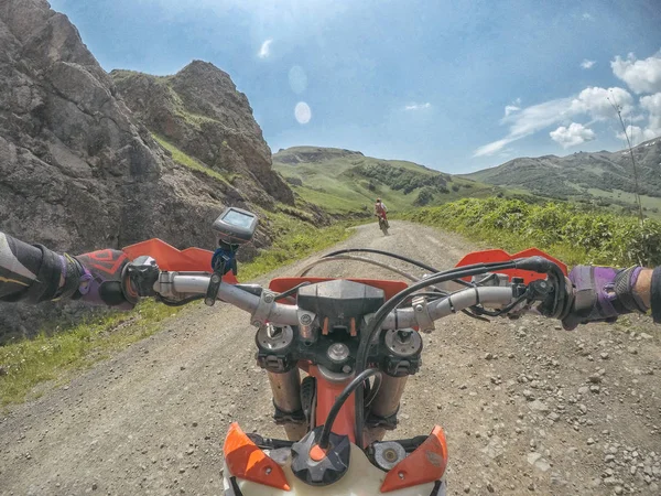 Berg vuil fiets Enduro reis in de hoge bergen van de Kaukasus — Stockfoto