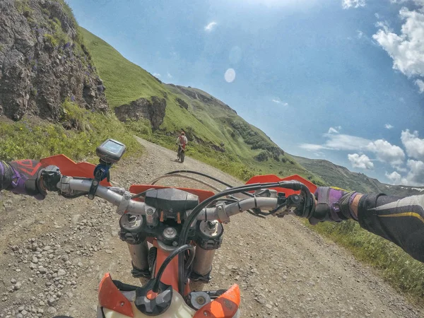Βουνό βρωμιά ποδήλατο Enduro ταξίδι στα ψηλά βουνά του Καυκάσου — Φωτογραφία Αρχείου