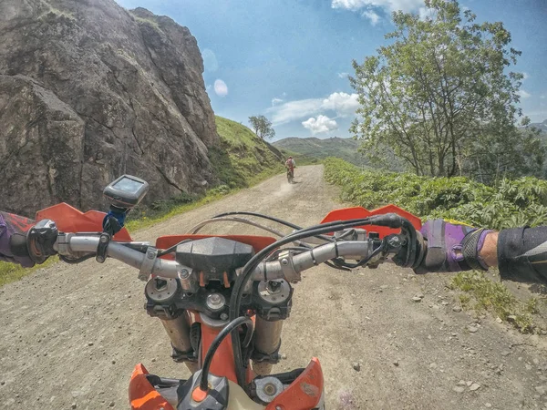 Vélo de montagne Enduro voyage dans les hautes montagnes du Caucase — Photo