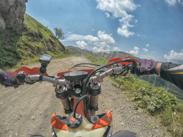 높은 코 카 서 스 산맥에서 산 흙 자전거 Enduro 여행 — 스톡 사진