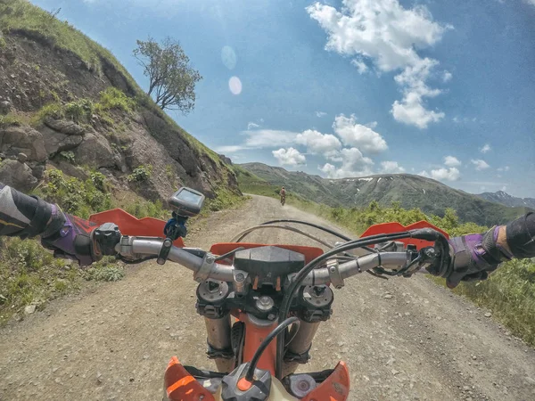 Mountain dirt Bike Viaggio Enduro in alta montagna del Caucaso — Foto Stock