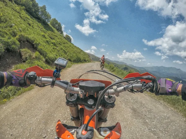 Mountain dirt Bike Viaje de enduro en altas montañas del Cáucaso — Foto de Stock