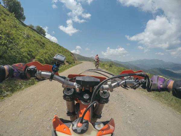 Βουνό βρωμιά ποδήλατο Enduro ταξίδι στα ψηλά βουνά του Καυκάσου — Φωτογραφία Αρχείου