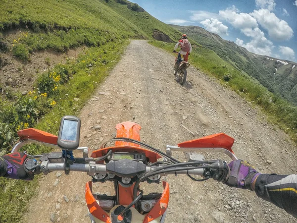 Dağ kir bisiklet Enduro yolculuk yüksek Kafkas Dağları — Stok fotoğraf