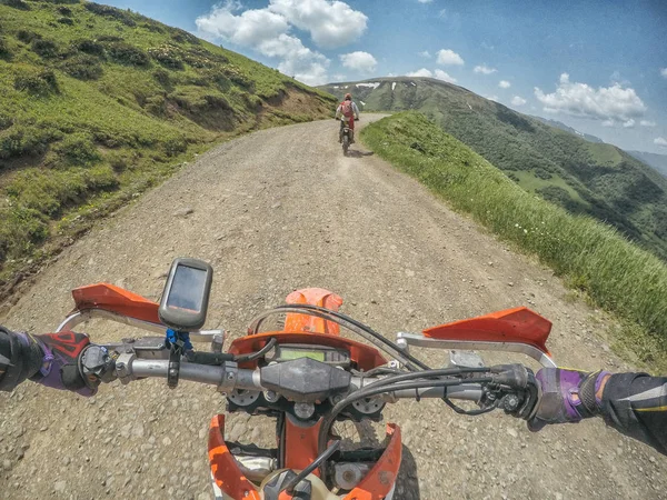 Berg vuil fiets Enduro reis in de hoge bergen van de Kaukasus — Stockfoto