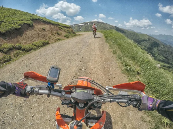 Berg vuil fiets Enduro reis in de hoge bergen van de Kaukasus — Stockfoto