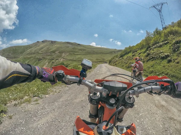 Extremer Abenteuerreisender mit dem Dirt-Bike-Enduro im Hochkaukasus — Stockfoto