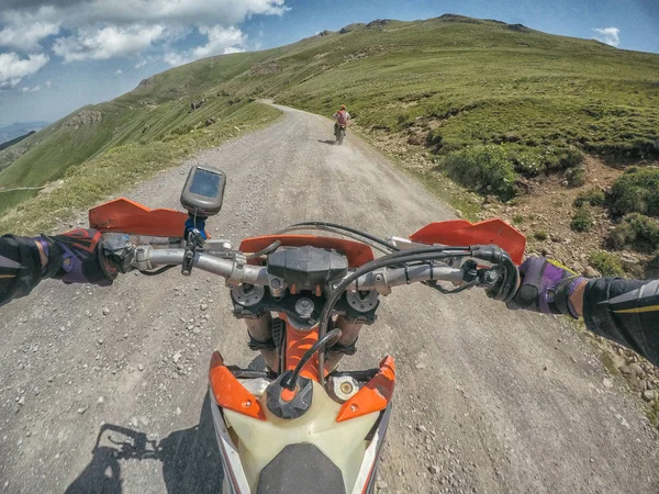 높은 코 카 서 스 산맥에 먼지 자전거 Enduro 극단적인 모험 여행자 — 스톡 사진