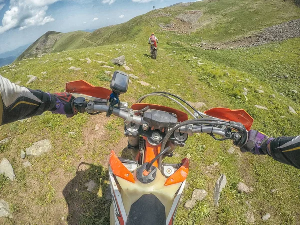 Extremer Abenteuerreisender mit dem Dirt-Bike-Enduro im Hochkaukasus — Stockfoto