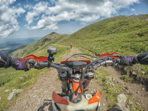 Extreme Adventure reiziger met de vuilfiets Enduro in de hoge bergen van de Kaukasus — Stockfoto