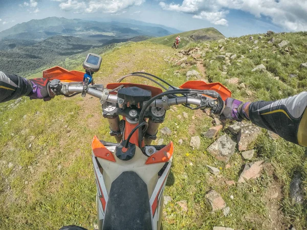 Extreme Adventure reiziger met de vuilfiets Enduro in de hoge bergen van de Kaukasus — Stockfoto
