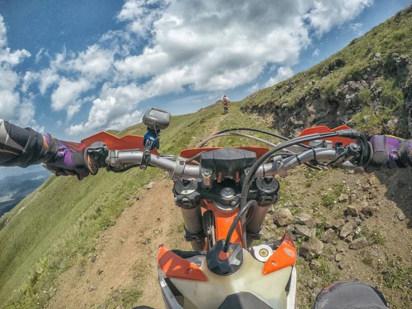 Estremo viaggiatore avventura con la moto sporcizia Enduro in alta montagna del Caucaso — Foto Stock