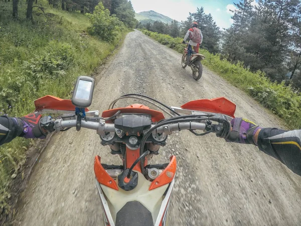 Extreme Adventure reiziger met de vuilfiets Enduro in de hoge bergen van de Kaukasus — Stockfoto