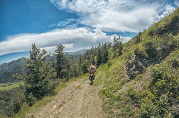 Путешественник на внедорожнике Эндуро в горах Кавказа — стоковое фото