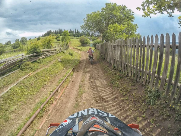 Ekstremalne przygody podróżnika z dirt bike Enduro w wysokich górach Kaukazu — Zdjęcie stockowe