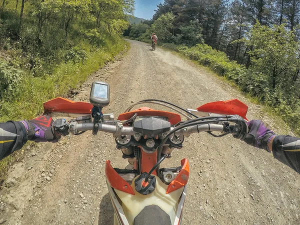 Extreme Adventure reiziger met de vuilfiets Enduro in de hoge bergen van de Kaukasus — Stockfoto