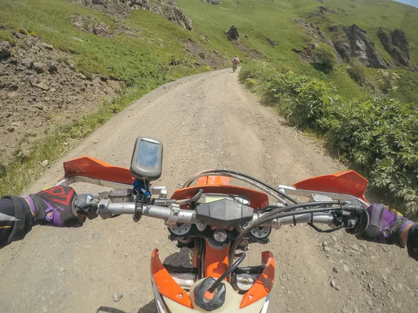 Voyage de vitesse à vélo dans les montagnes avec le dirt bike Enduro dans le Caucase Géorgie — Photo