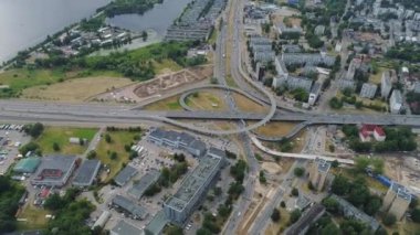 Köprü viyadük dron timelapse Riga şehir araba trafik hypperlapse hareket uçuş bina ve sürüş araçlar ile