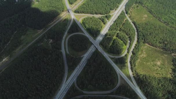 Puentes Viaducto drone timelapse de la ciudad de Riga coches de tráfico en vuelo de movimiento hipperlapso con edificios y vehículos de conducción — Vídeos de Stock