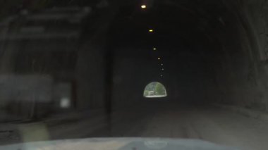 Dağ, tonnel yolda giderken araba Georgia Caucasus yaz