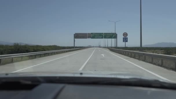 Řidičské auto na dálnici letní silnici v horách, v létě Georgia Caucasus — Stock video