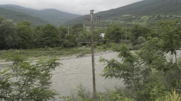 Montañas río en el Cáucaso Georgia naturaleza con árboles y nubes — Vídeo de stock