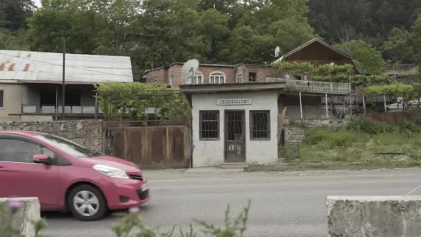 Tienda vintage cerca de la carretera y coches de conducción en Georgia — Vídeos de Stock