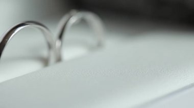 Alyans makro closeup beyaz altın elmas mücevher