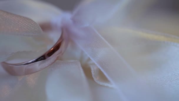 Anéis de casamento macro closeup ouro jóias de diamantes — Vídeo de Stock