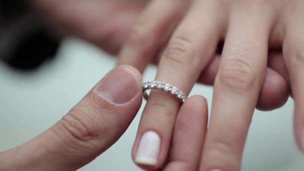 Wedding Rings macro closeup white gold diamon Jewellery — Stock Video