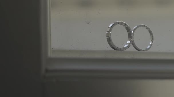 Свадебные кольца макро крупным планом белого золота бриллианты ювелирные изделия — стоковое видео
