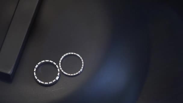 Anéis de casamento macro closeup ouro branco jóias de diamantes — Vídeo de Stock