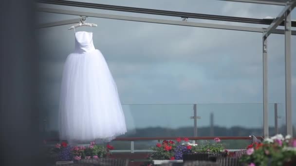 Vestido de novia blanco colgando de una percha — Vídeos de Stock