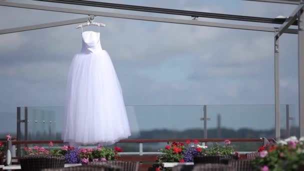 Vestido de novia blanco colgando de una percha — Vídeo de stock