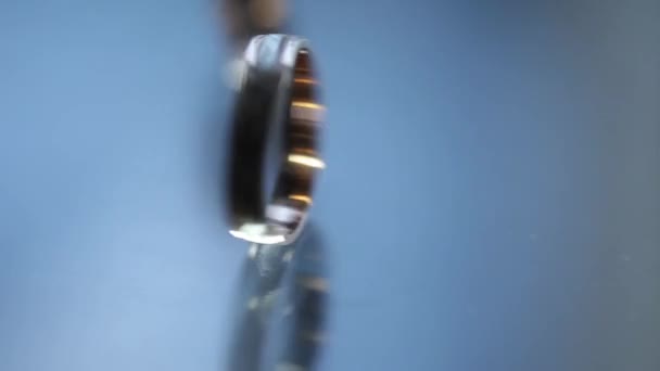 Свадебные кольца макро крупным планом золотые бриллианты ювелирные изделия — стоковое видео