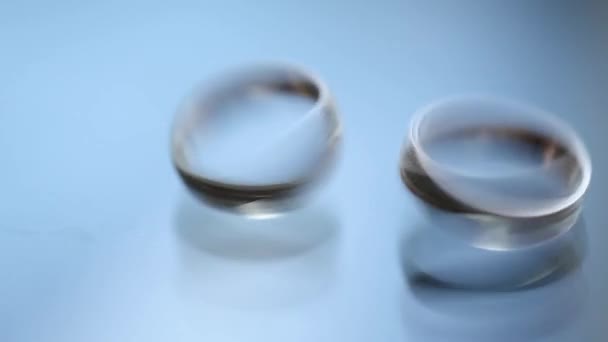 Silver and Gold Wedding Rings in motion macro closeup shoot diamon Jewellery — Stock Video