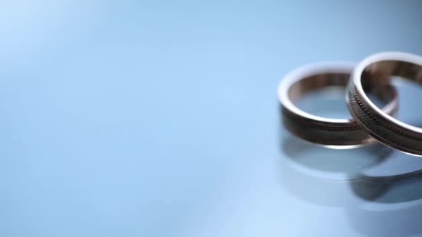 Свадебные кольца макро крупным планом золотые бриллианты ювелирные изделия — стоковое видео