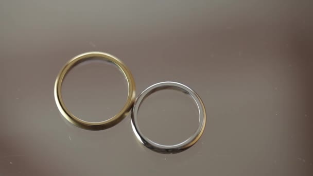Anéis de casamento macro closeup ouro e prata diamante jóias — Vídeo de Stock
