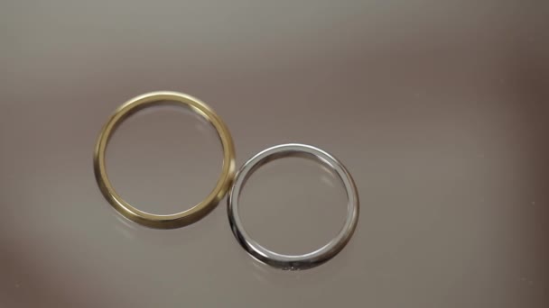 Esküvői gyűrű makró Vértes arany és ezüst ékszerek diamon — Stock videók