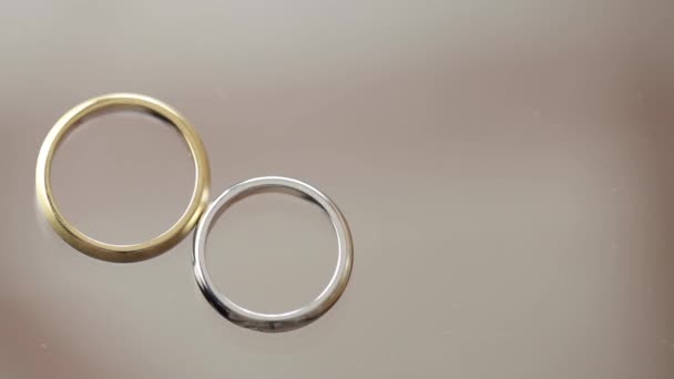 Anelli da sposa macro primo piano gioielli in oro e argento diamante — Video Stock