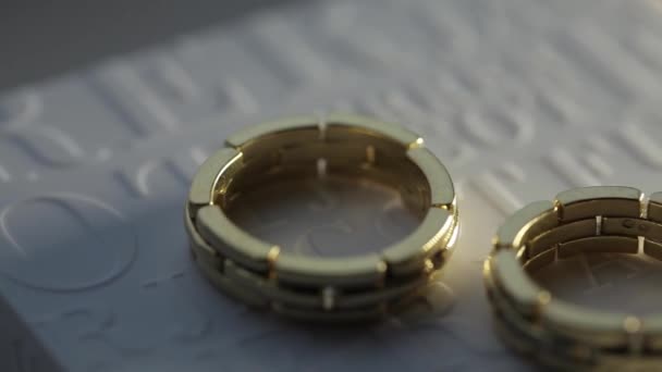 Anelli da sposa macro primo piano gioielli in oro con diamanti — Video Stock